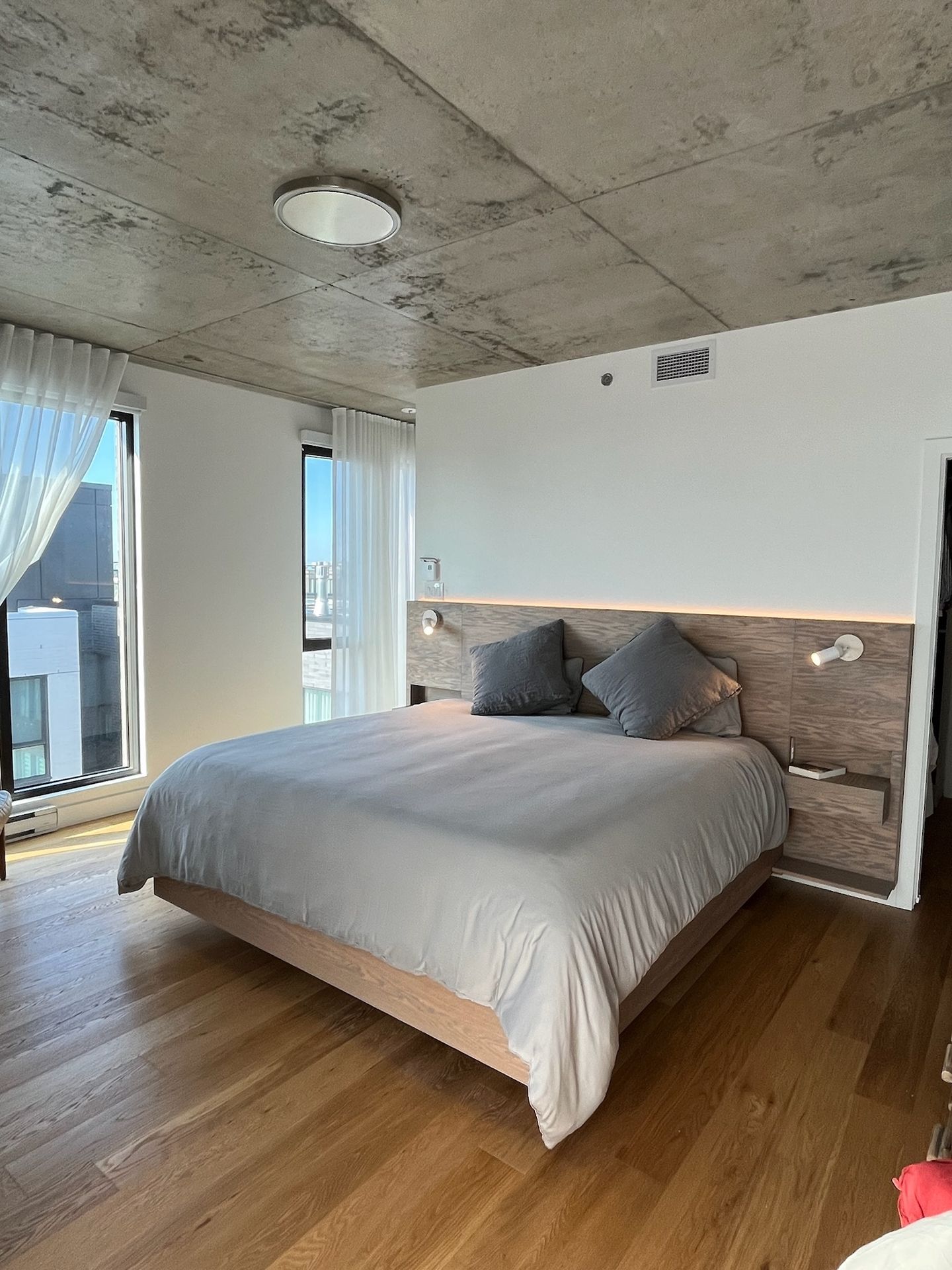 Base de lit flottante en chêne rouge avec tête de lit murale et éclairage LED intégré