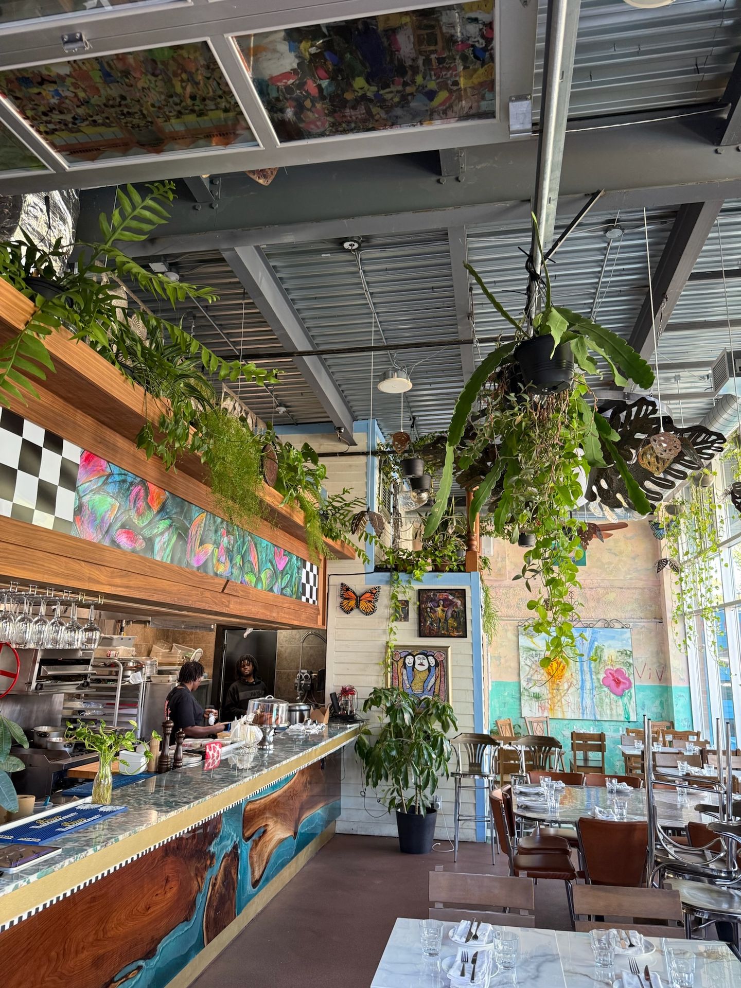 Projet commercial : habillage de bar en noyer noir et époxy inspiré de la silhouette d’Haïti