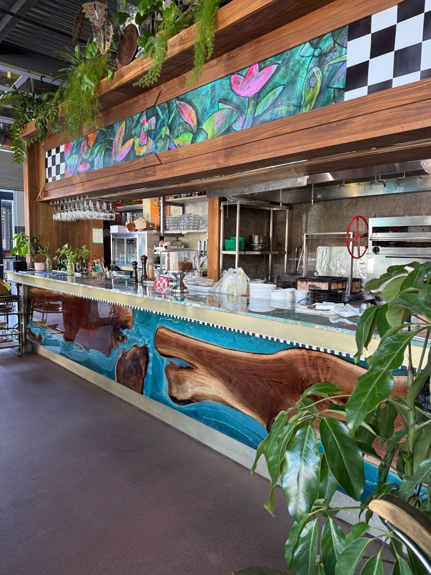 Façade de bar sur mesure en noyer noir et époxy 3D dans un espace commercial