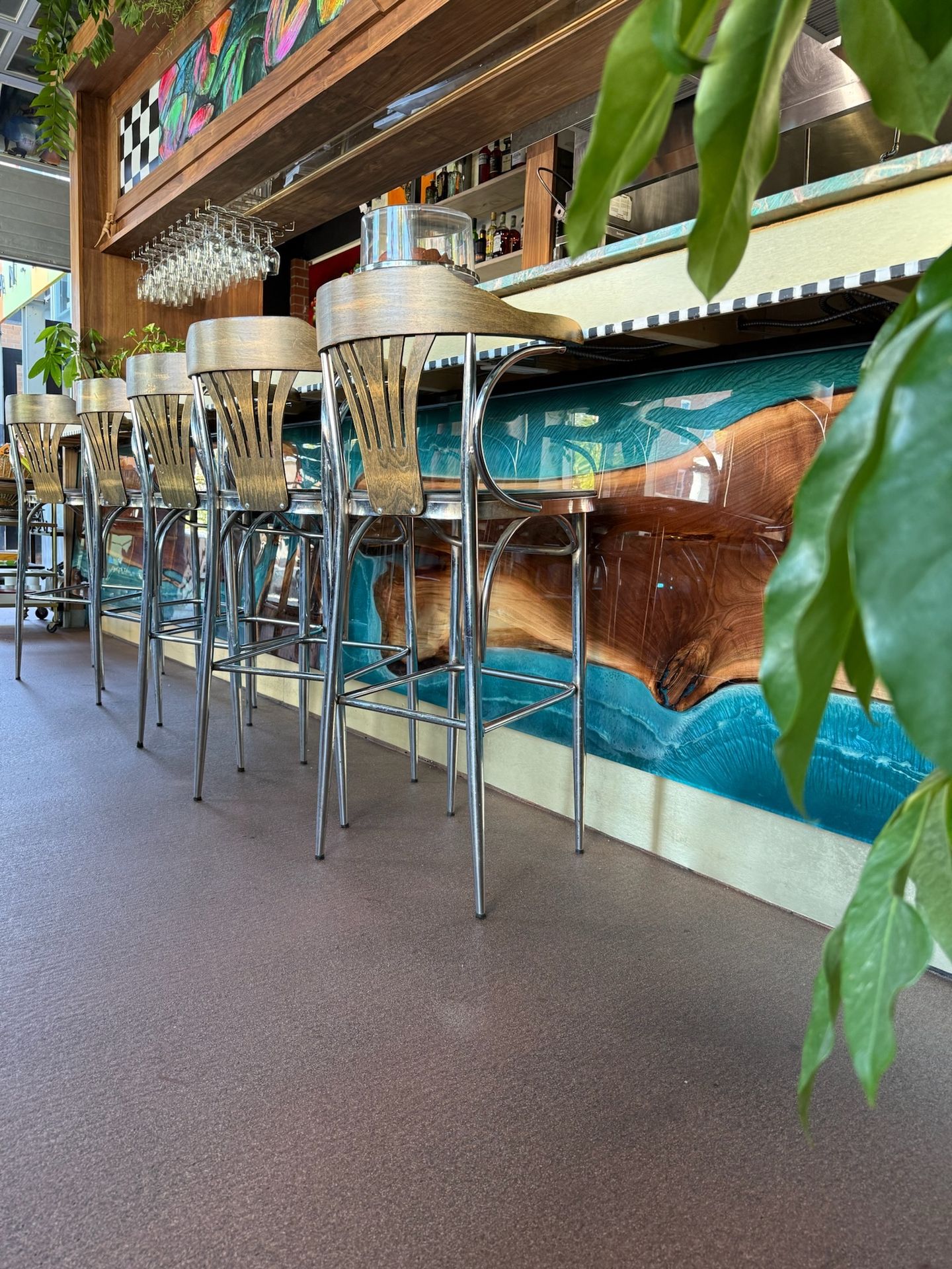 Devanture de bar en noyer noir massif et époxy 3D vue depuis l’espace client