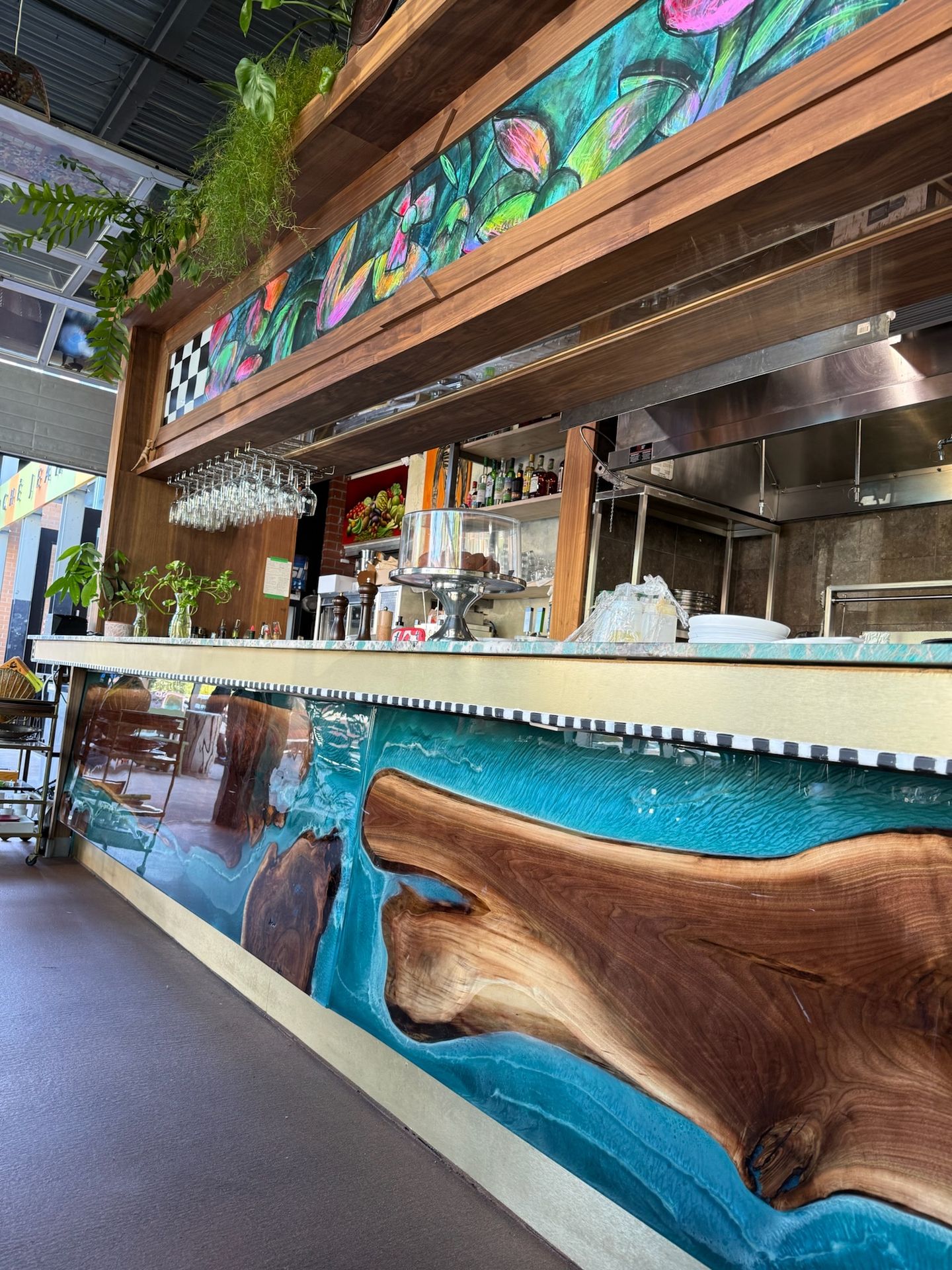 Façade de bar sur mesure en noyer noir et époxy 3D dans un espace commercial