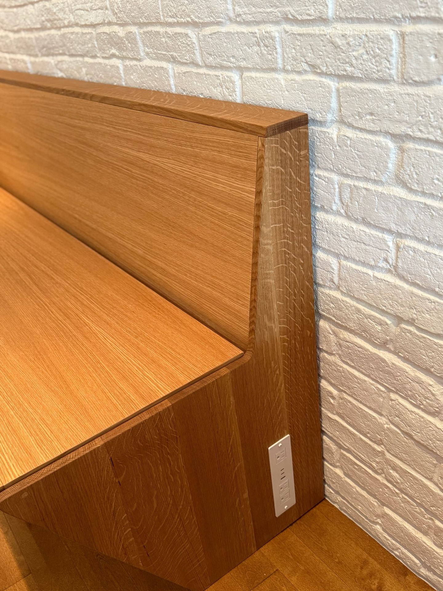 banquette bois avec prise intégrée Montréal