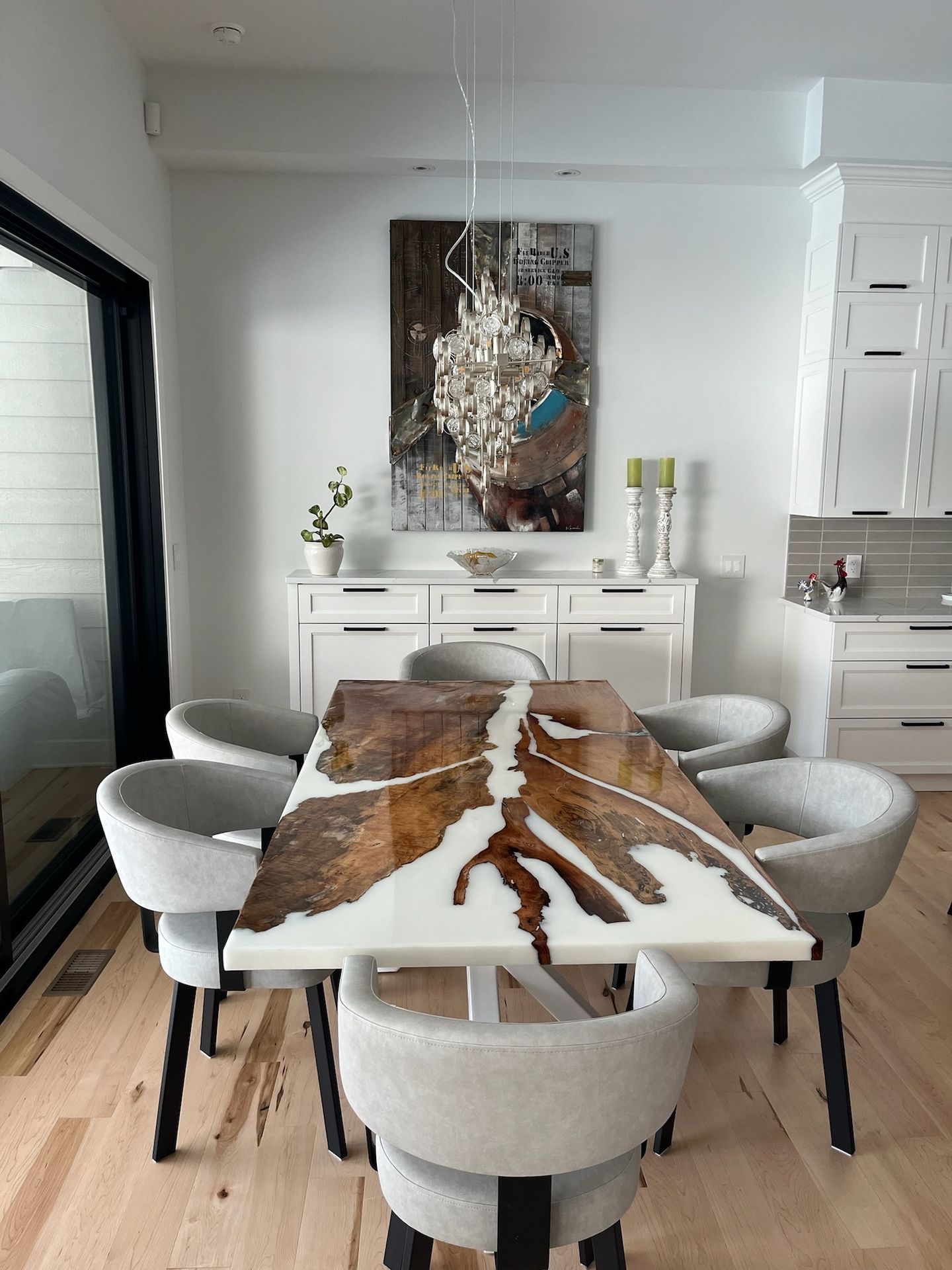 table à manger bois époxy dans intérieur lumineux