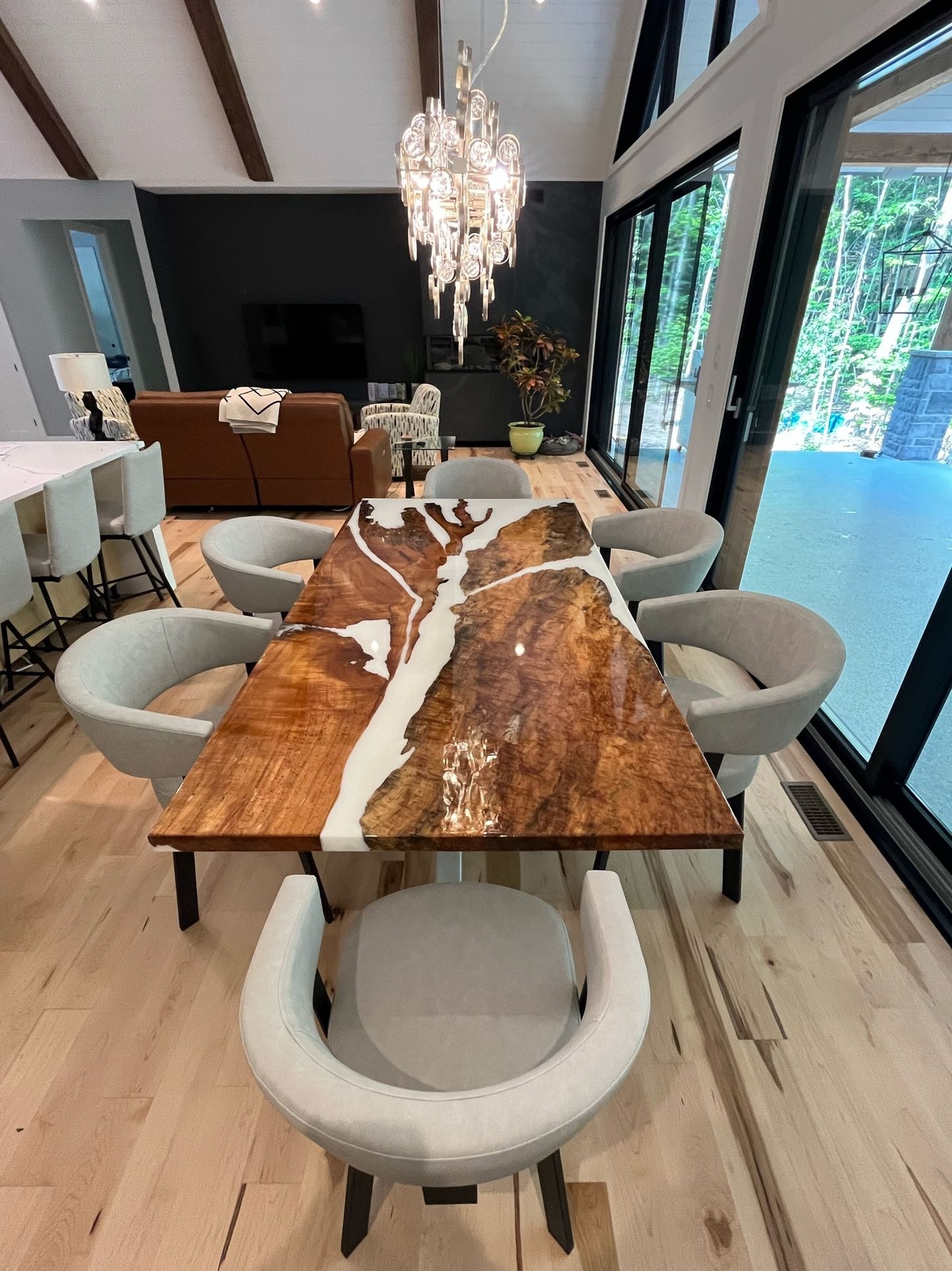 table rivière érable et résine époxy blanche vue d’ensemble