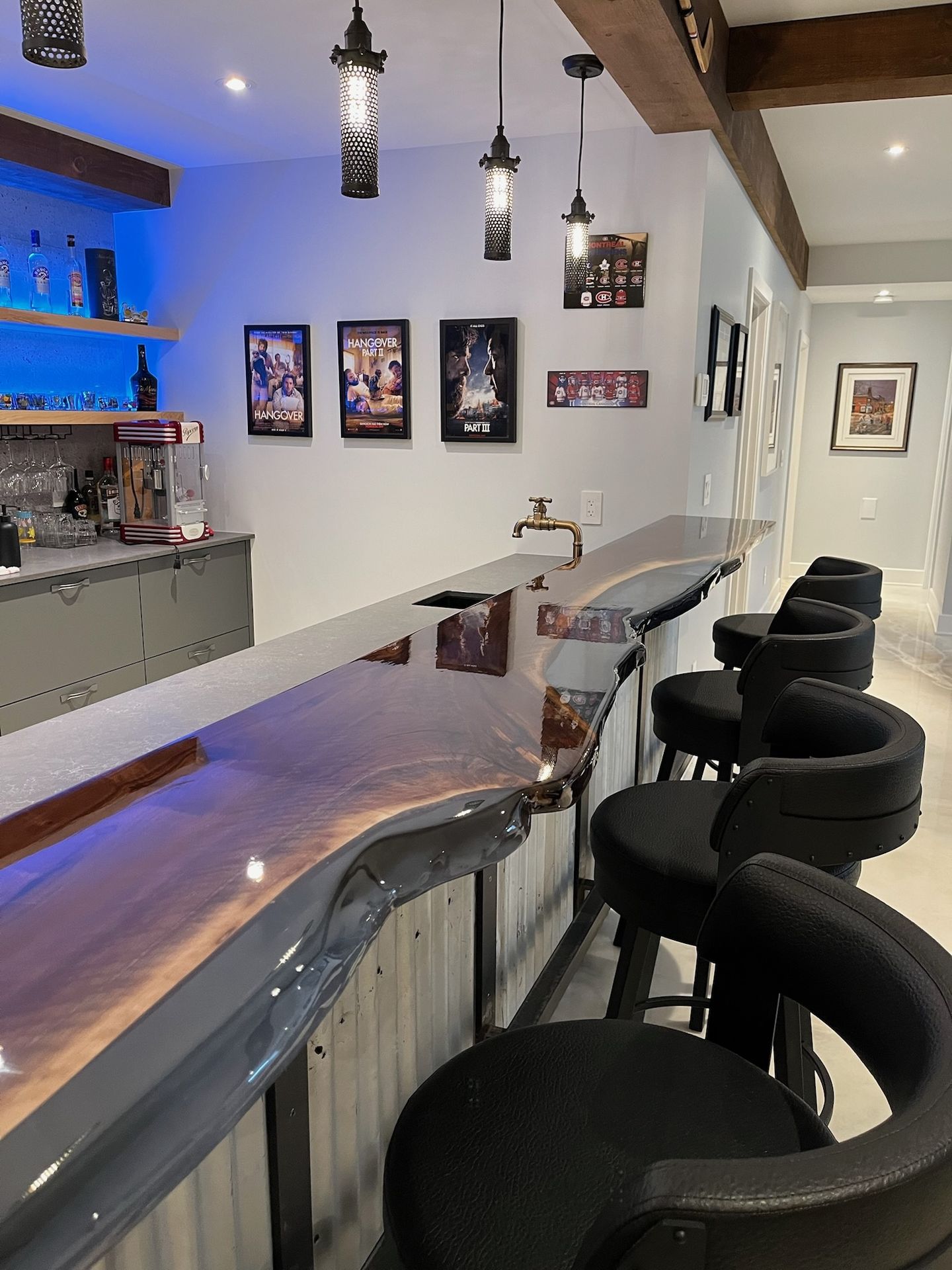 comptoir bar noyer noir époxy vue d’ensemble