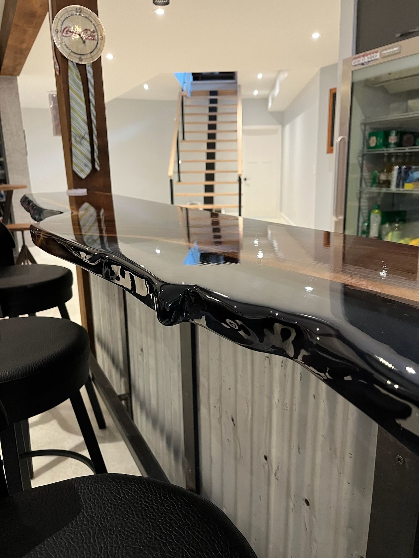 bar bois et époxy forme organique naturelle