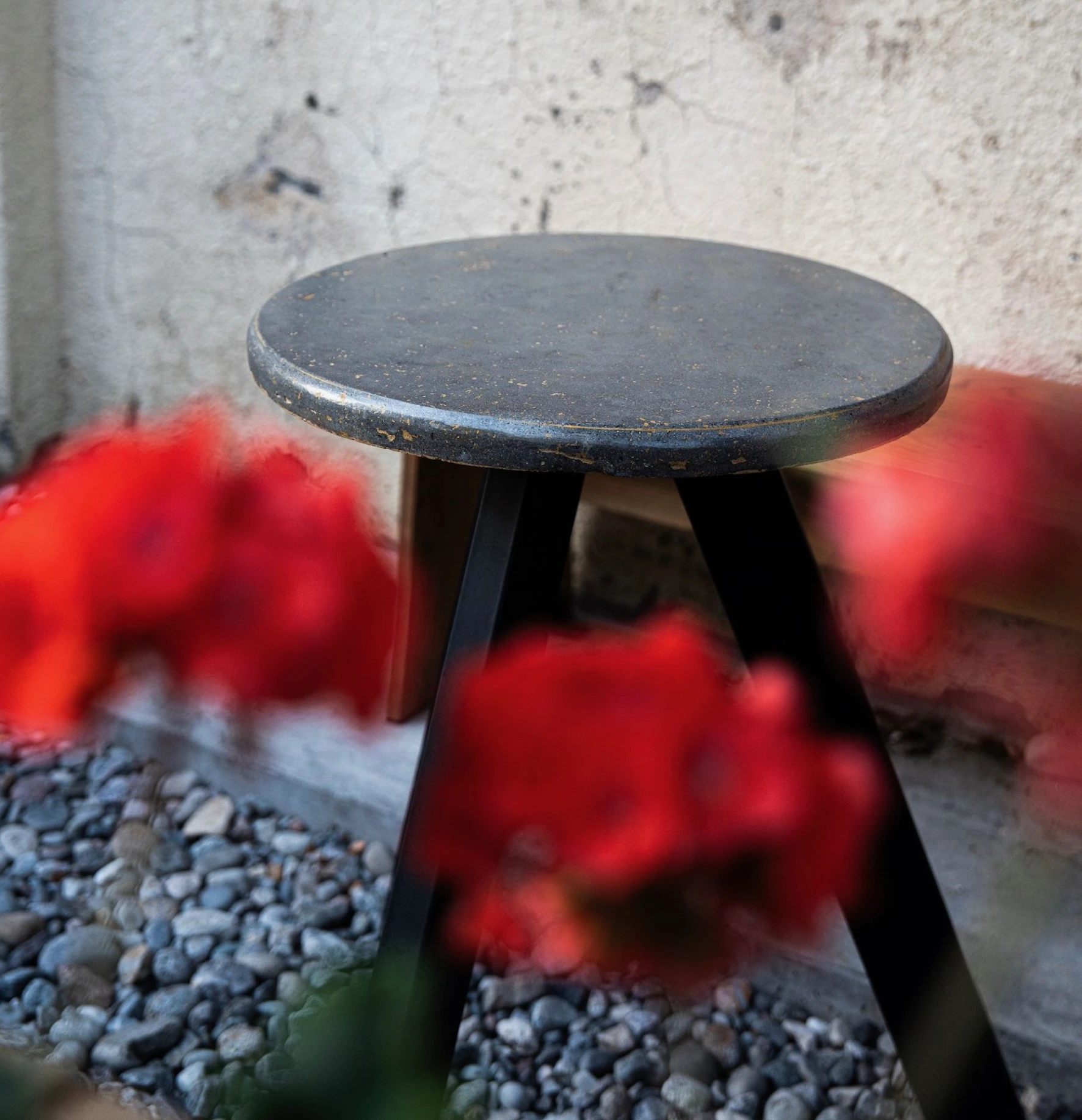 table béton ronde sur terrasse avec banc bois