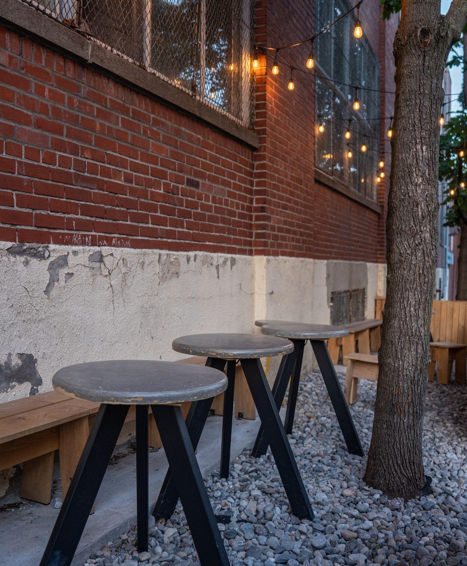 tables rondes béton extérieur terrasse maison chabot