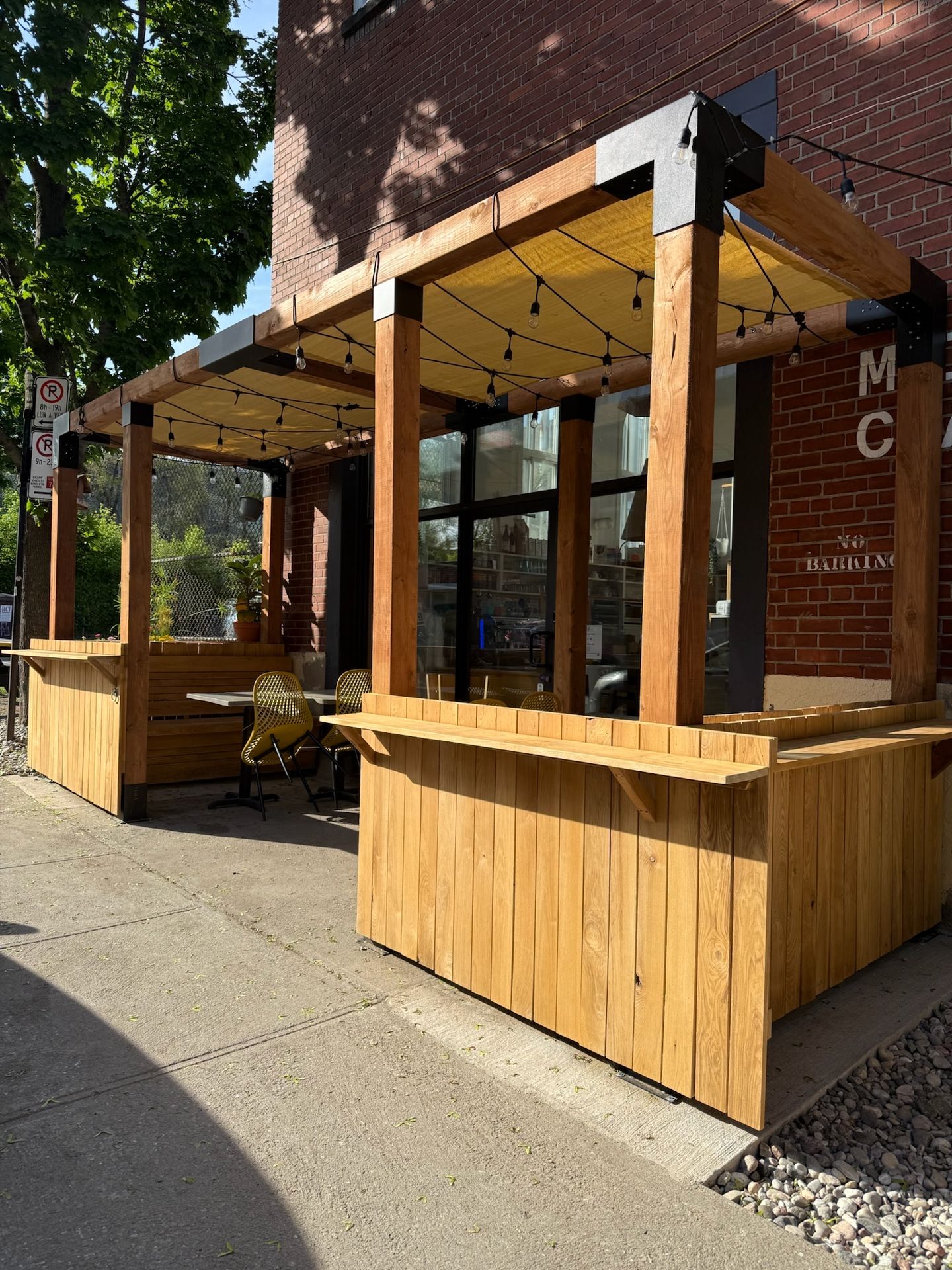 structure pergola bois terrasse commerciale