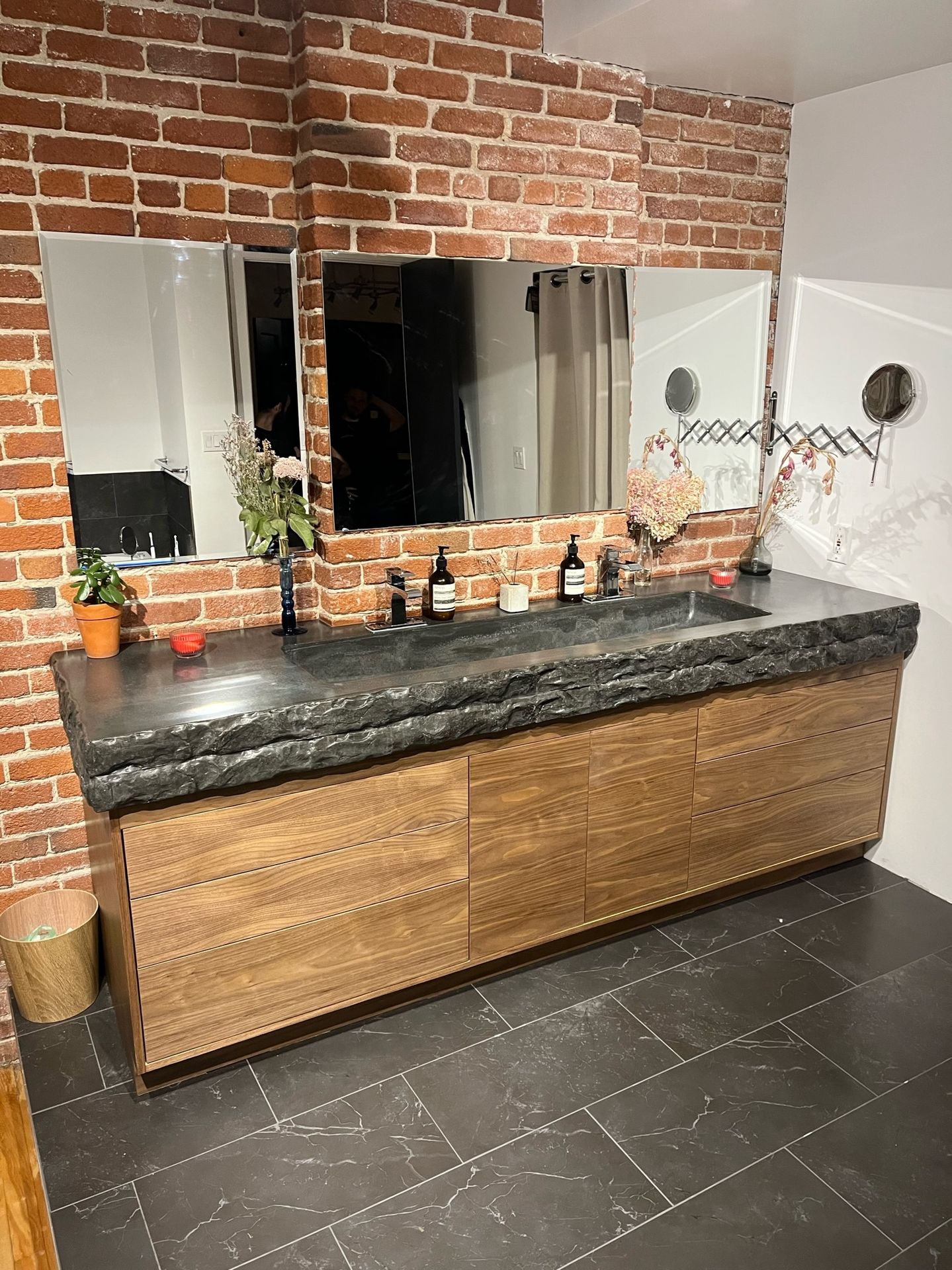 vanité sur mesure noyer noir avec comptoir béton massif