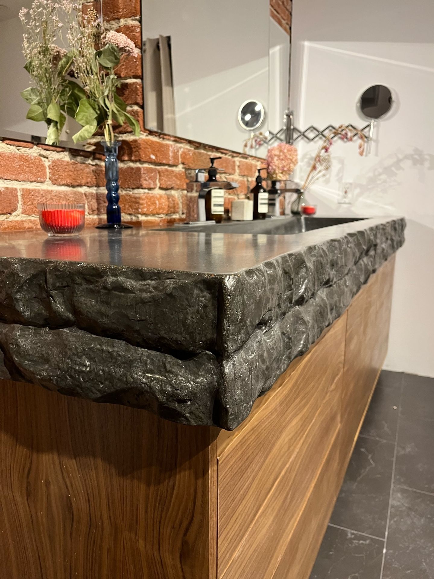 vanité contemporaine avec mur de brique apparente