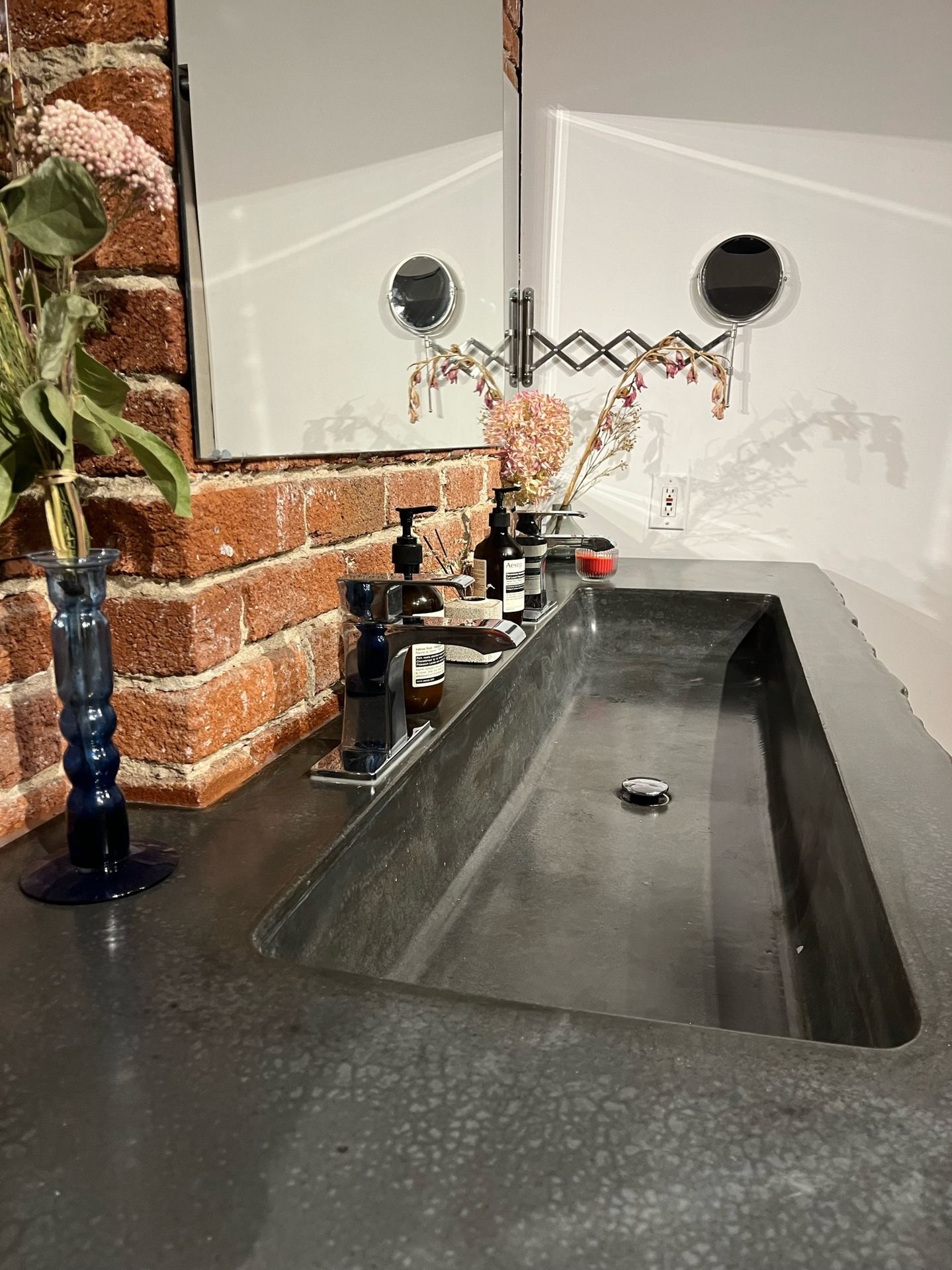 détail robinetterie sur comptoir béton texturé