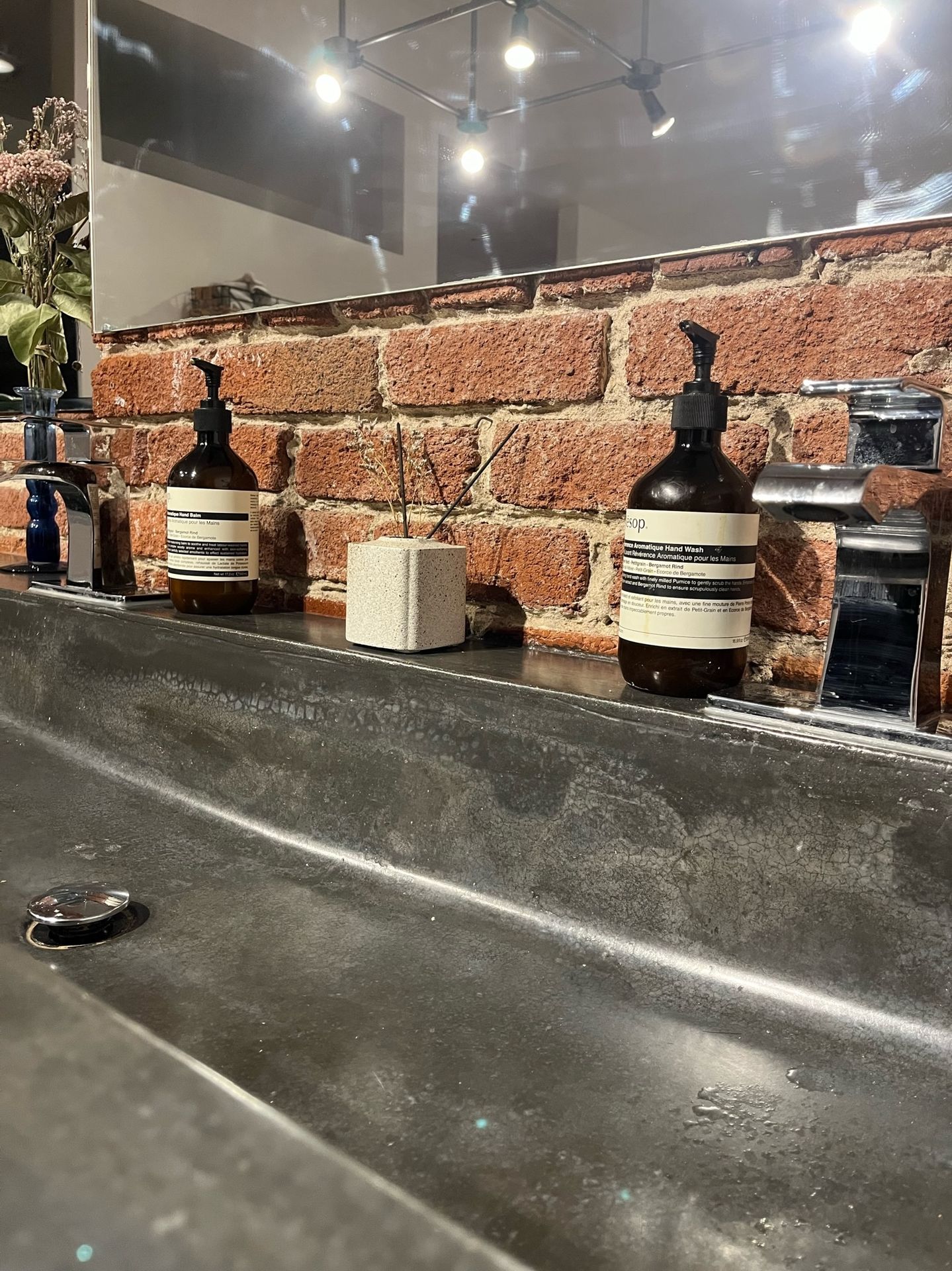 vue rapprochée surface béton et finition naturelle