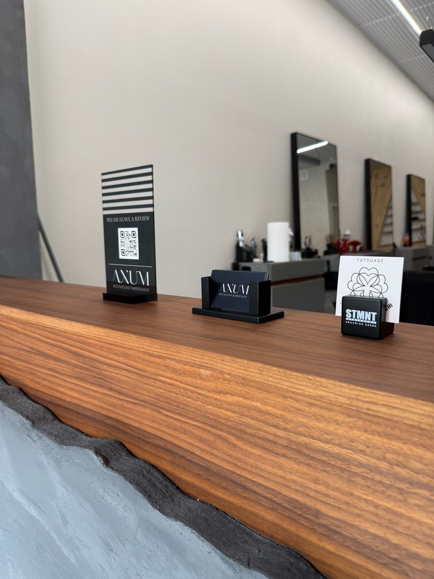 détail comptoir bois et béton salon axum montréal