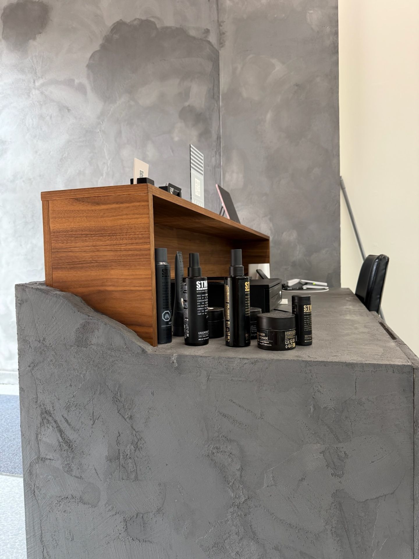 comptoir accueil microciment et bois sur mesure