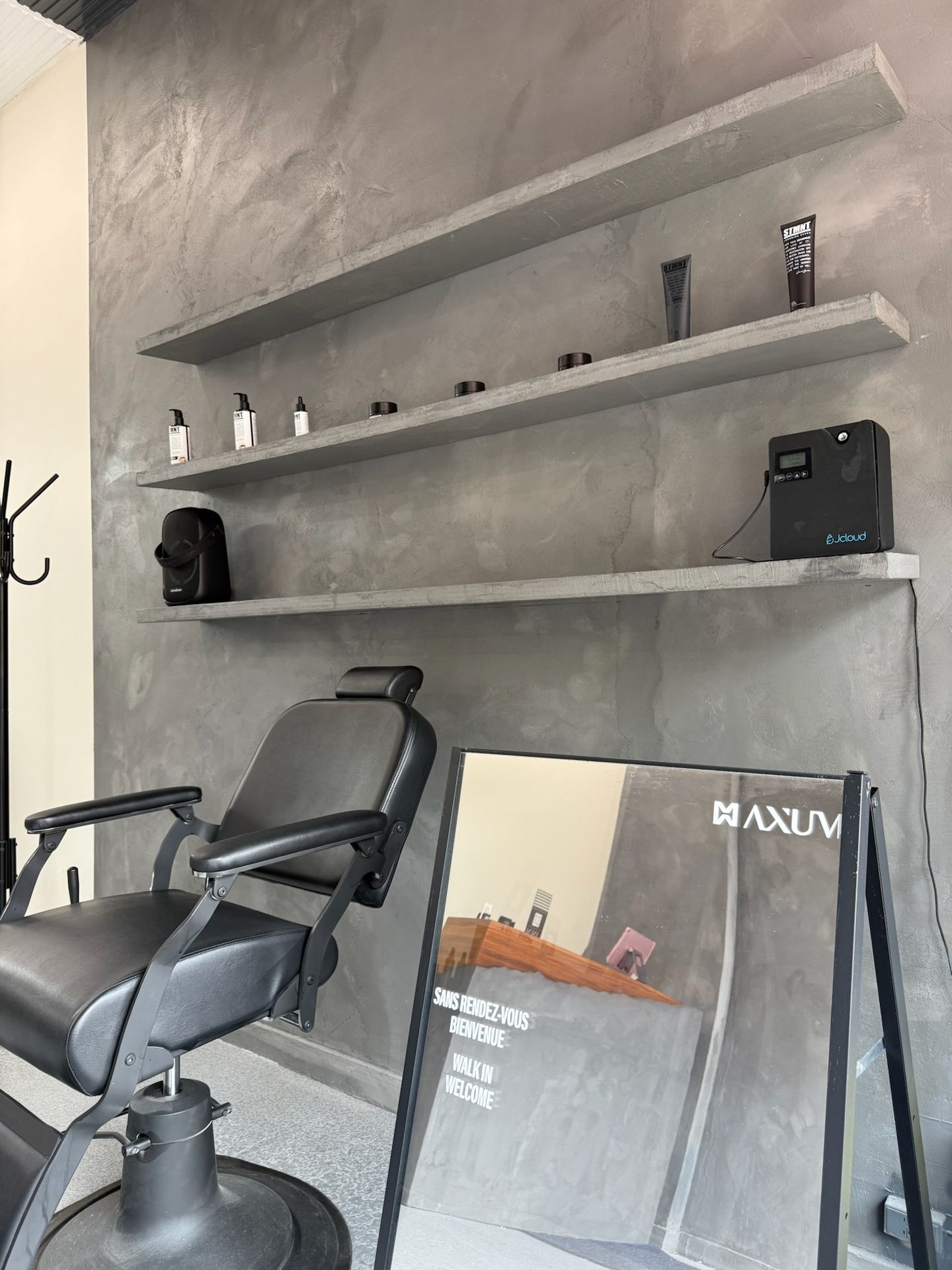 étagères murales microciment salon axum