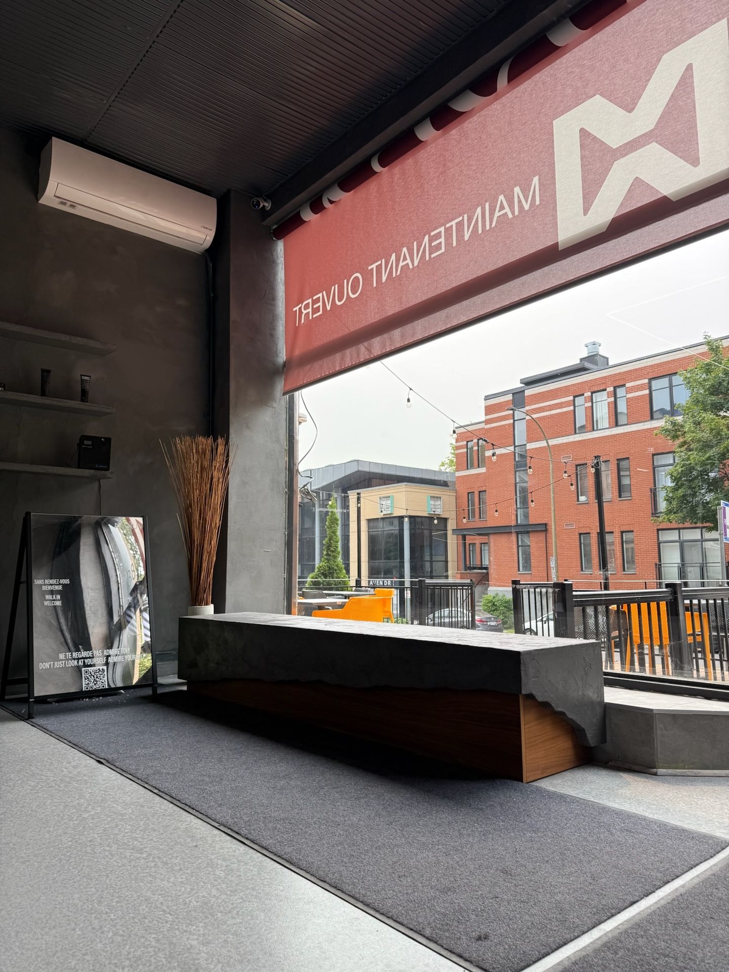 comptoir béton et bois près vitrine salon axum