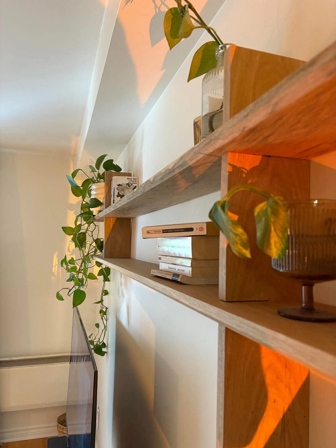 détail étagères chêne blanc finition naturelle