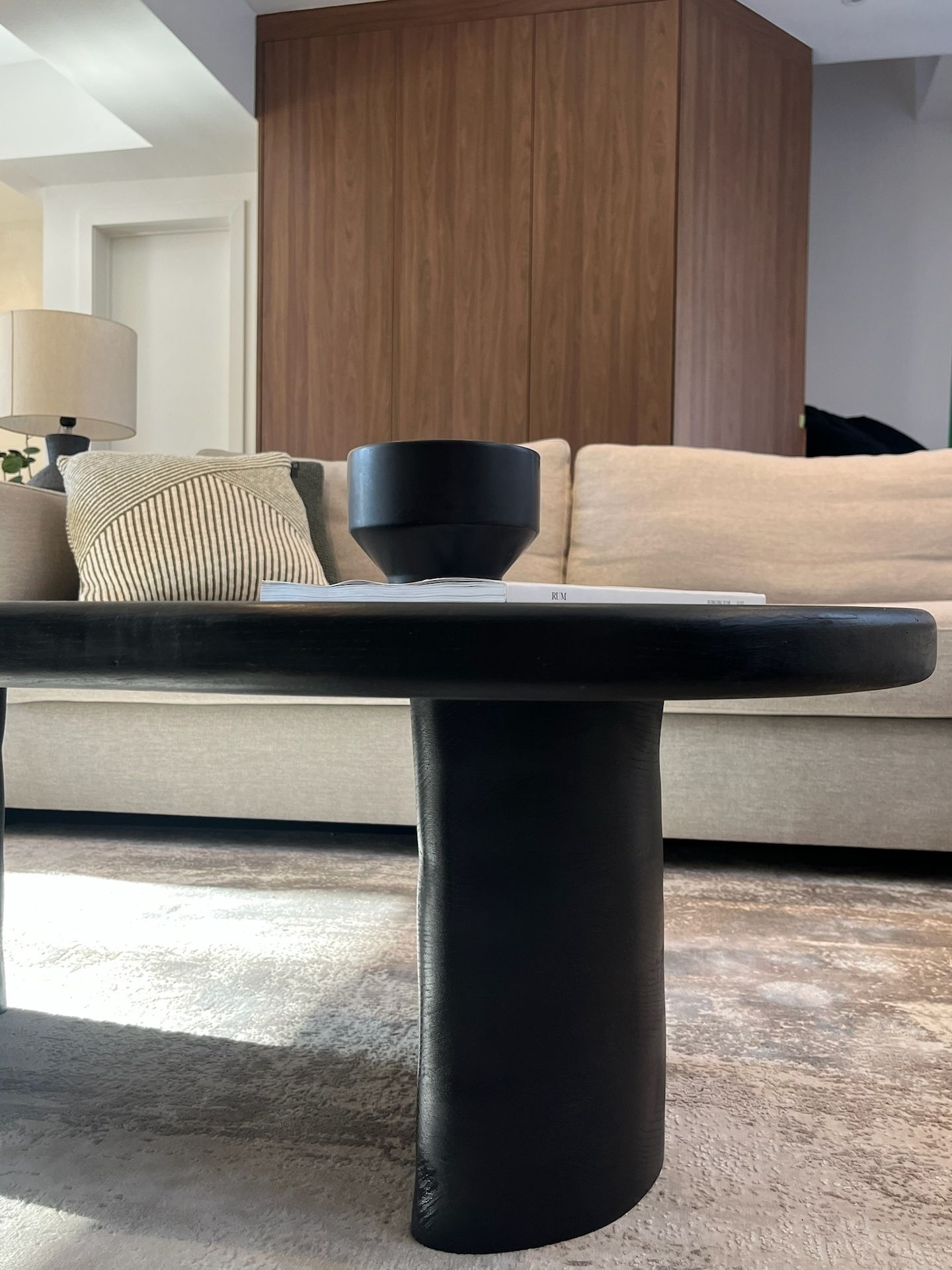 détail piètement bois sculpté forme organique