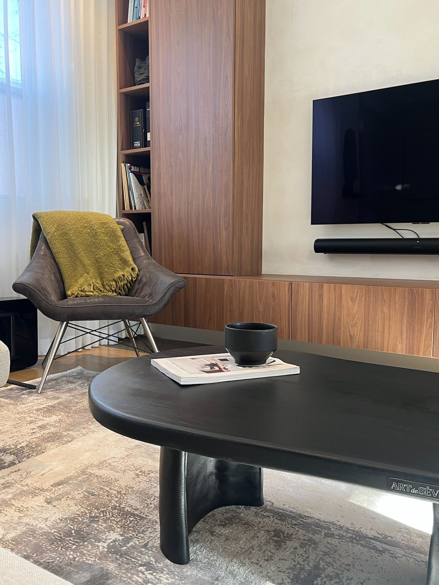 table de salon noire dans intérieur contemporain