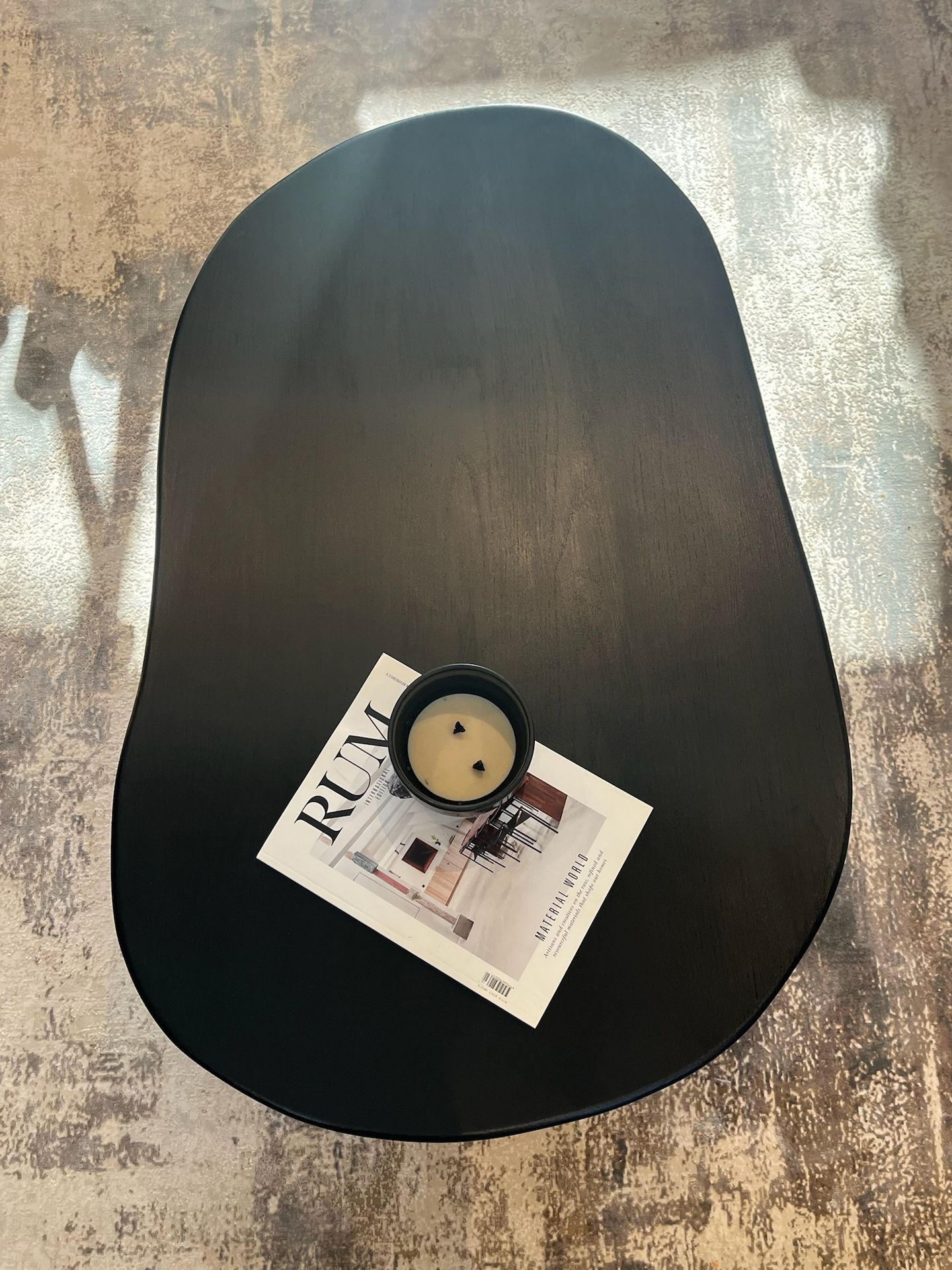 table de salon noire organique merisier vue du dessus