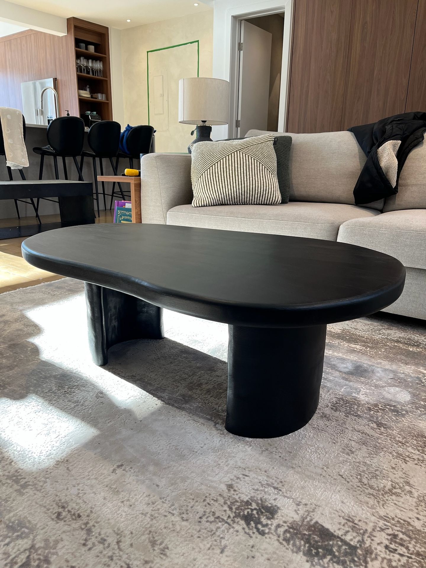 table merisier finition noire forme libre