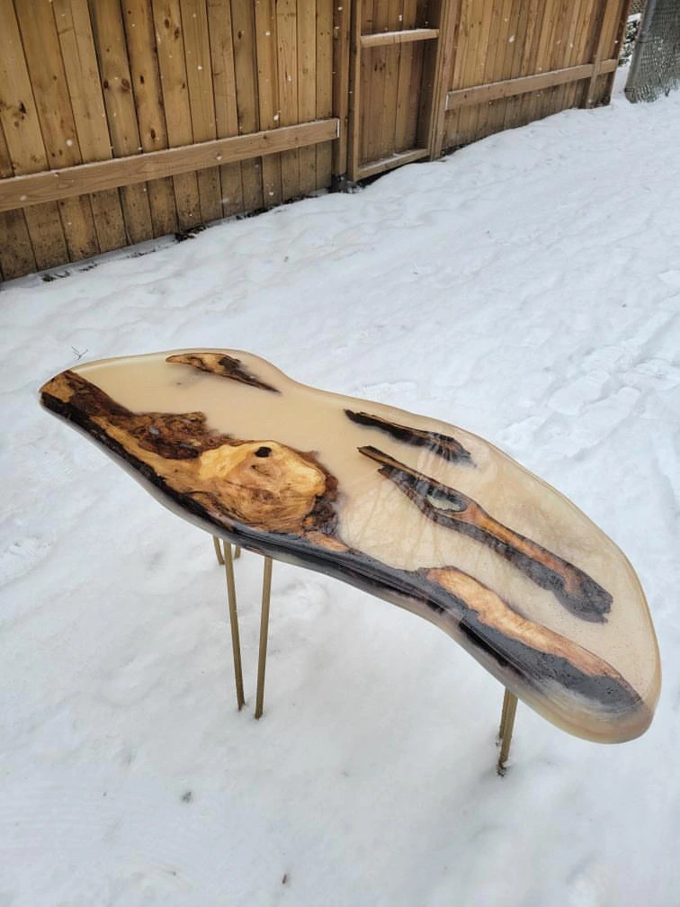 table de salon frêne et résine époxy rosée vue d’ensemble