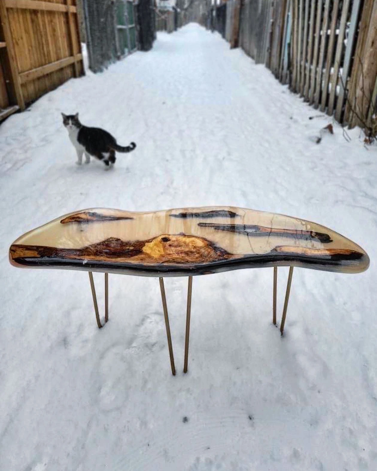 table rivière époxy design naturel et formes irrégulières