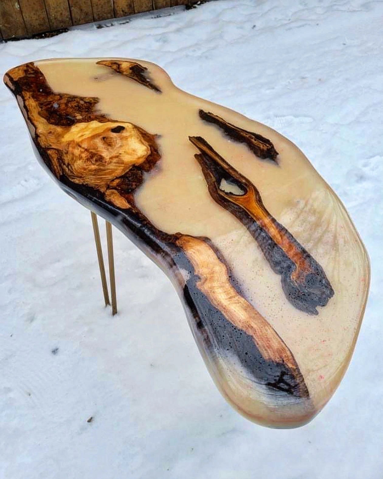 détail plateau bois et résine finition brillante