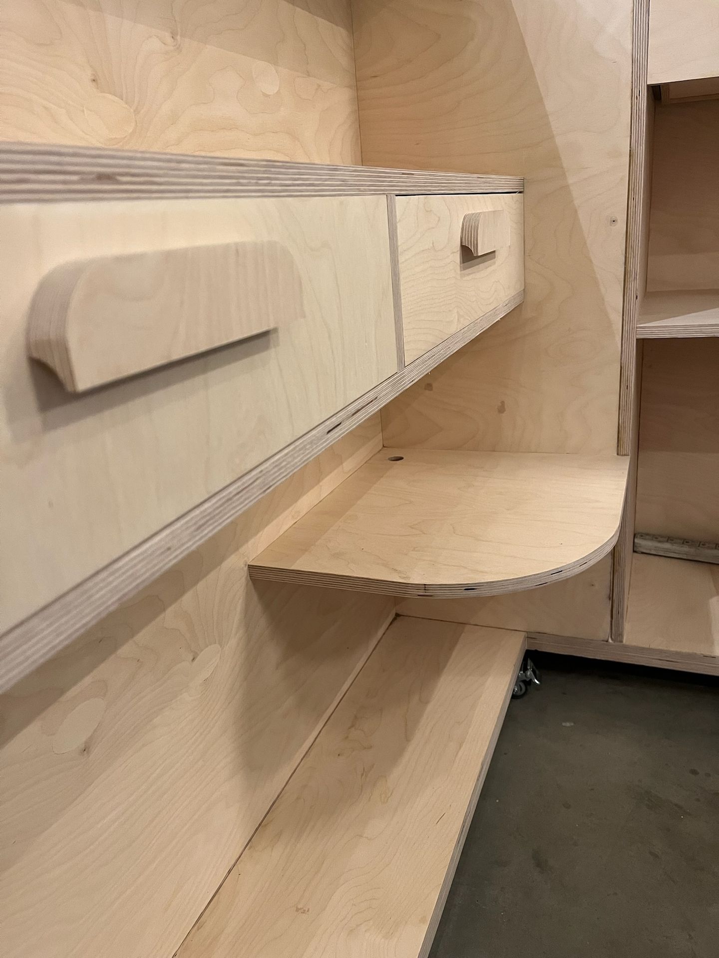 détail chants contreplaqué merisier apparent