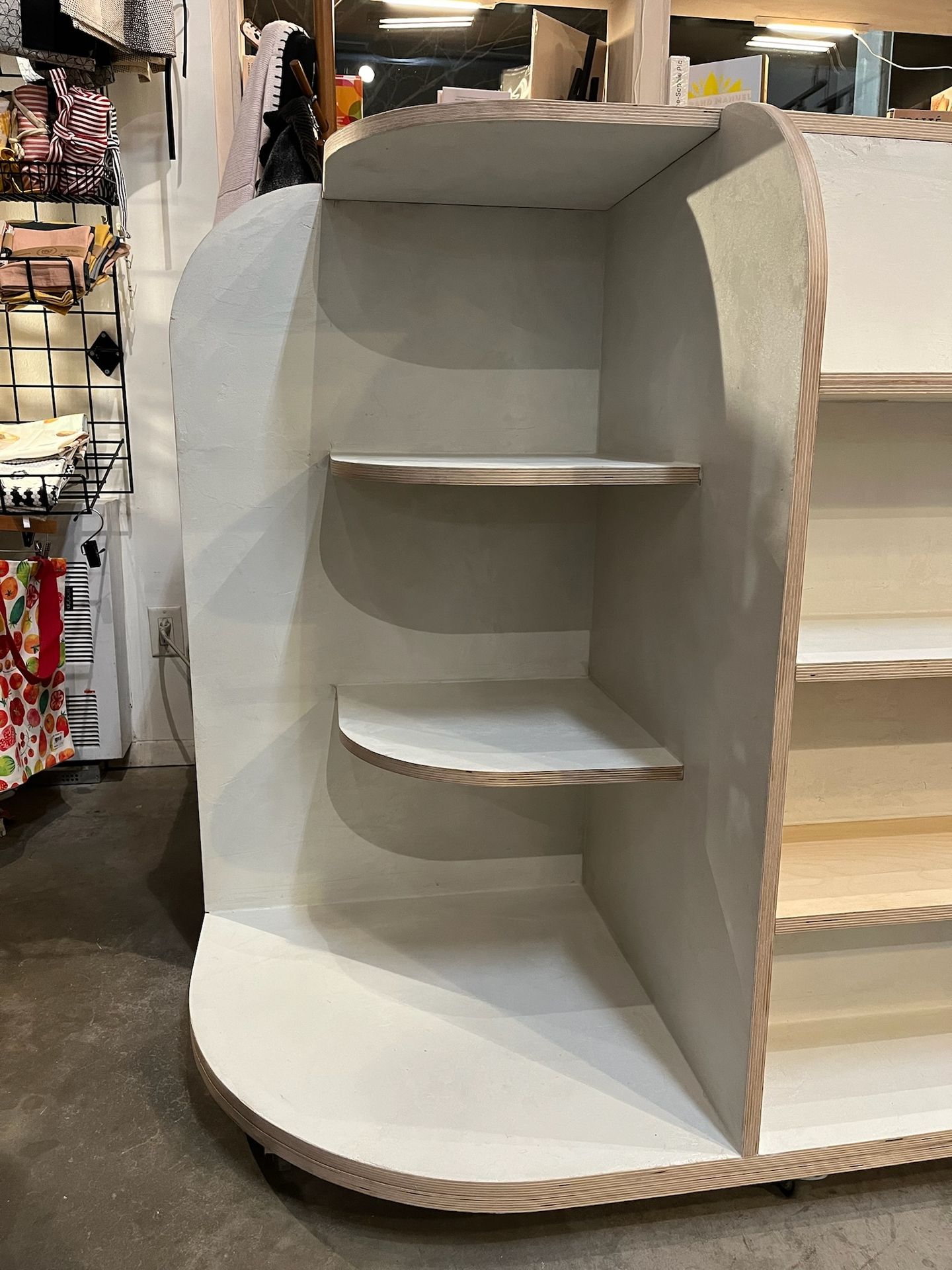 détail finition microciment sur meuble accueil