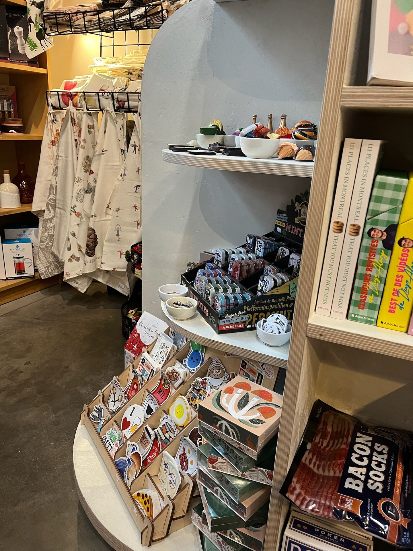 mobilier commercial bois et microciment Montréal