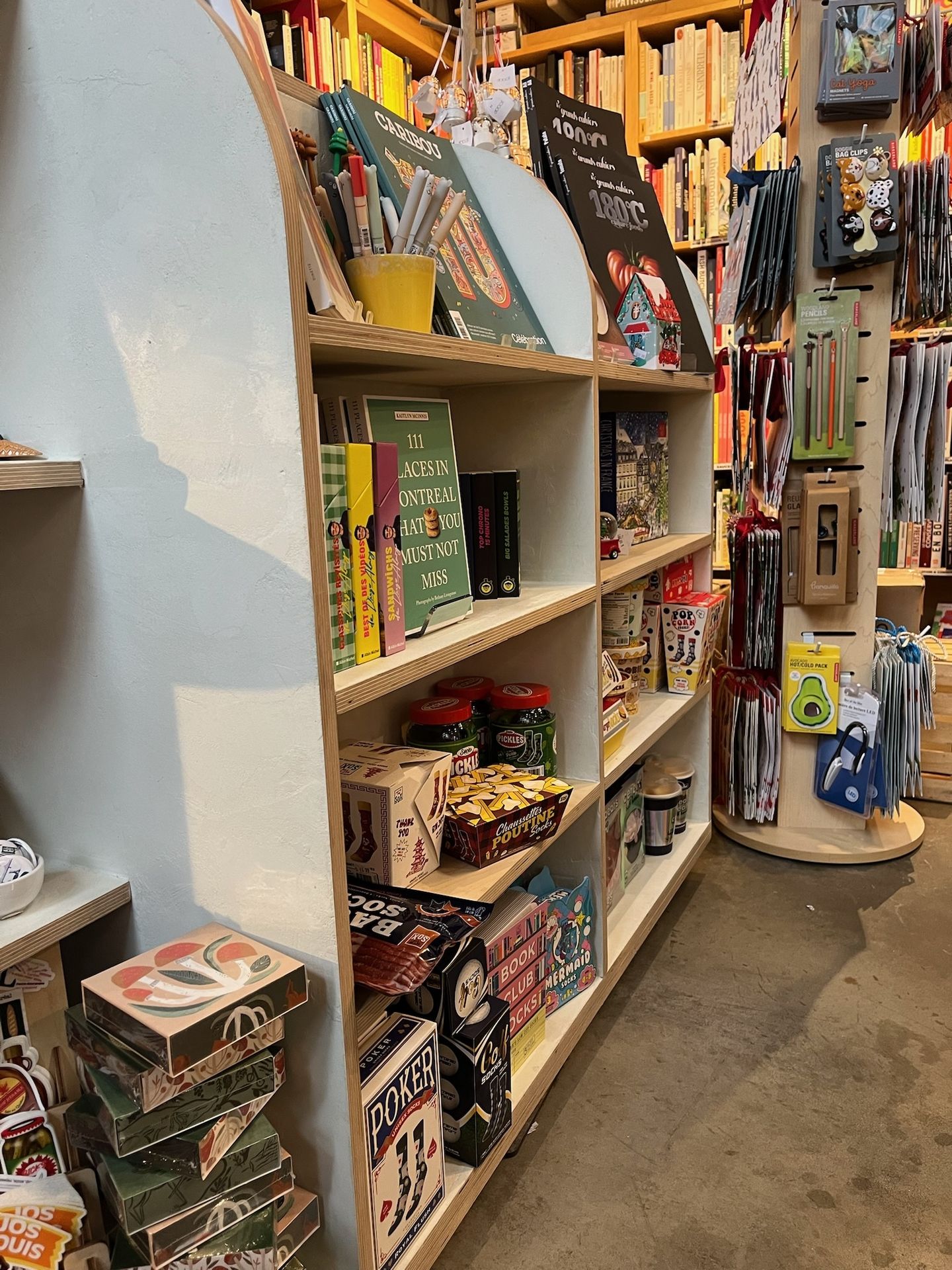 mobilier commercial bois et microciment intérieur