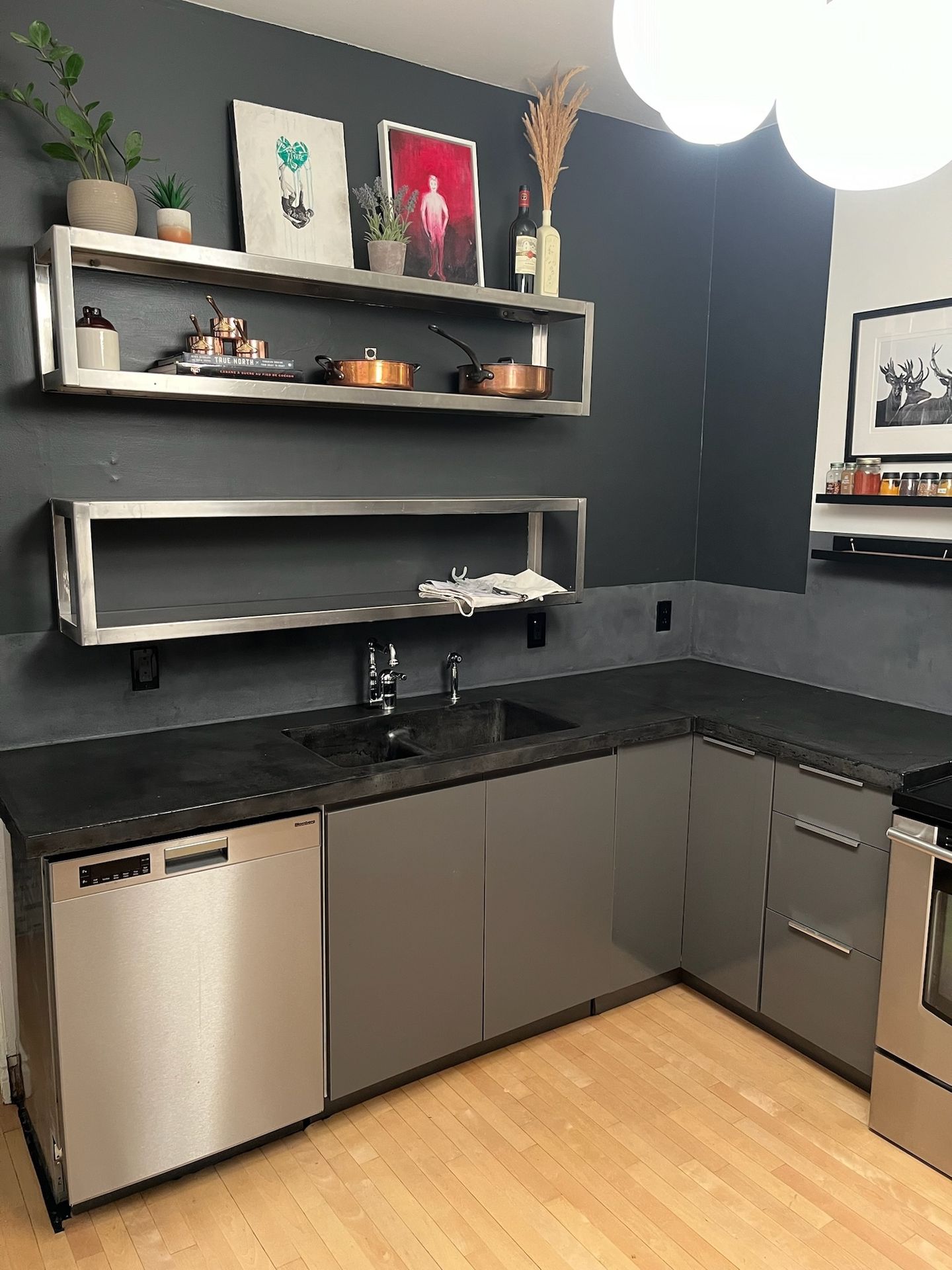 comptoir cuisine béton anthracite en L vue d’ensemble