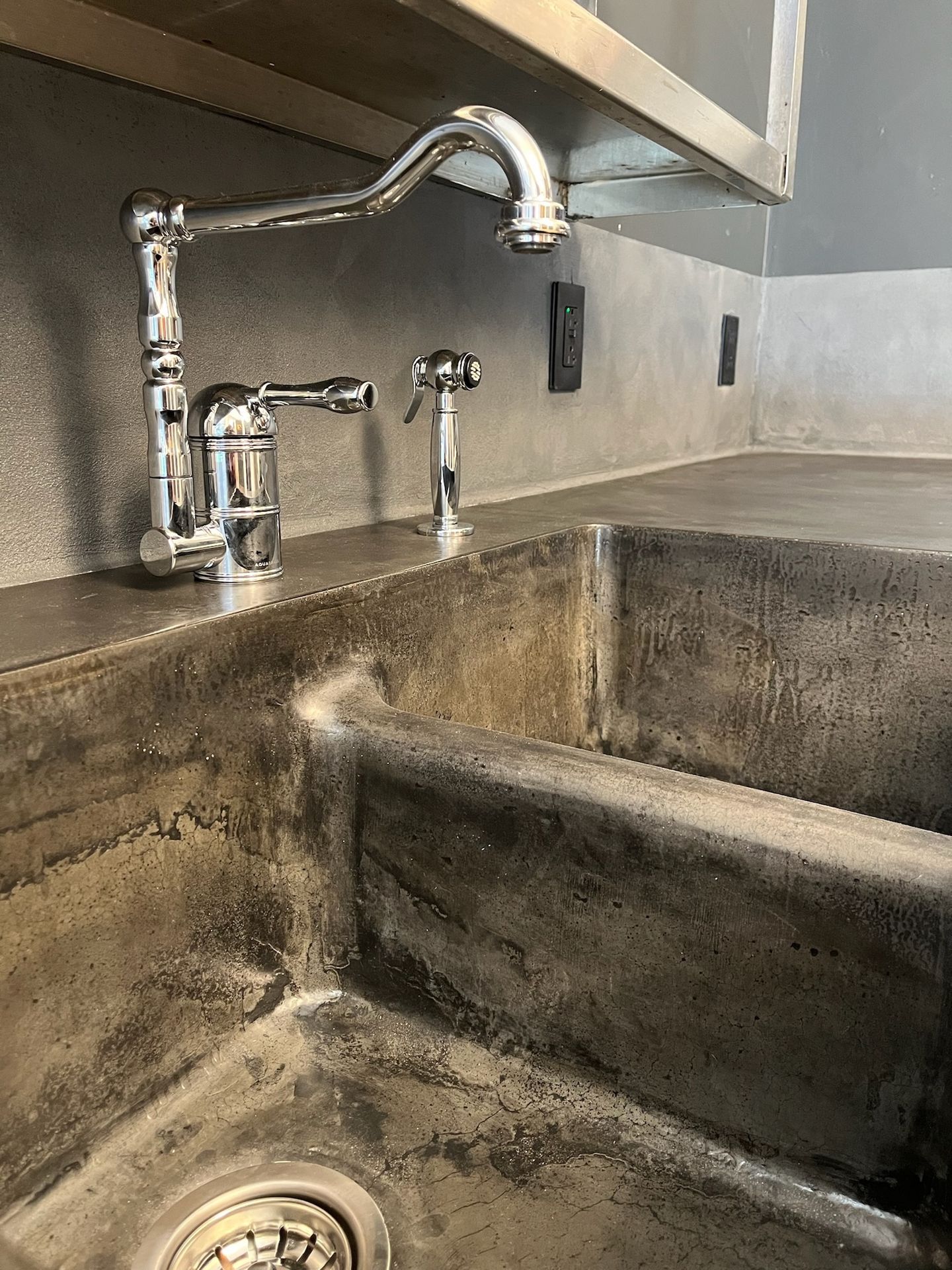 détail évier moulé béton cuisine sur mesure