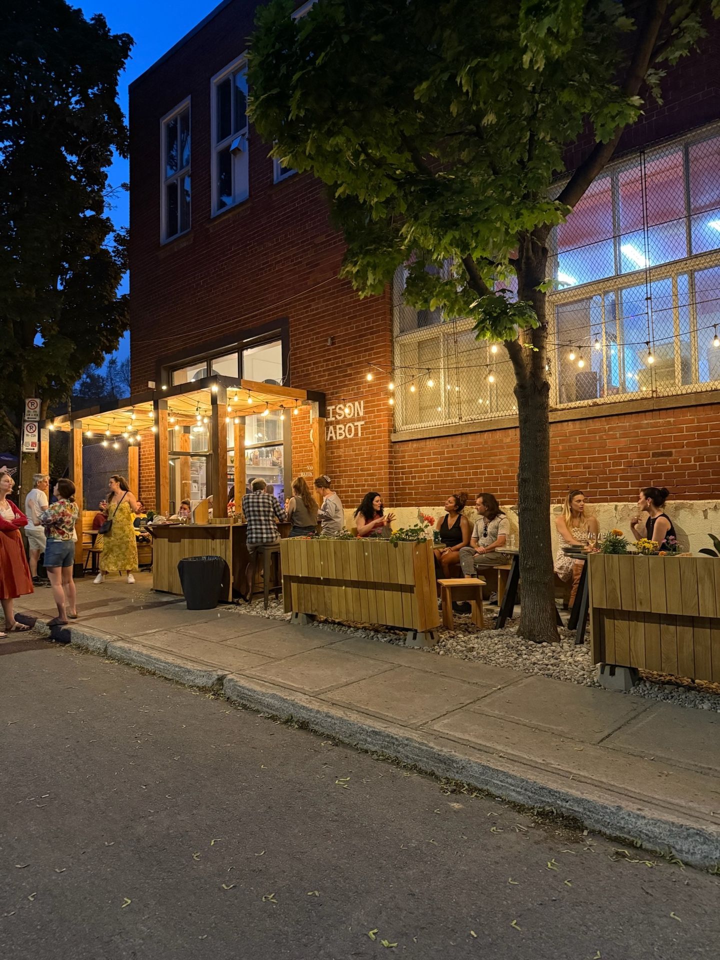 mange debout bois terrasse commerciale