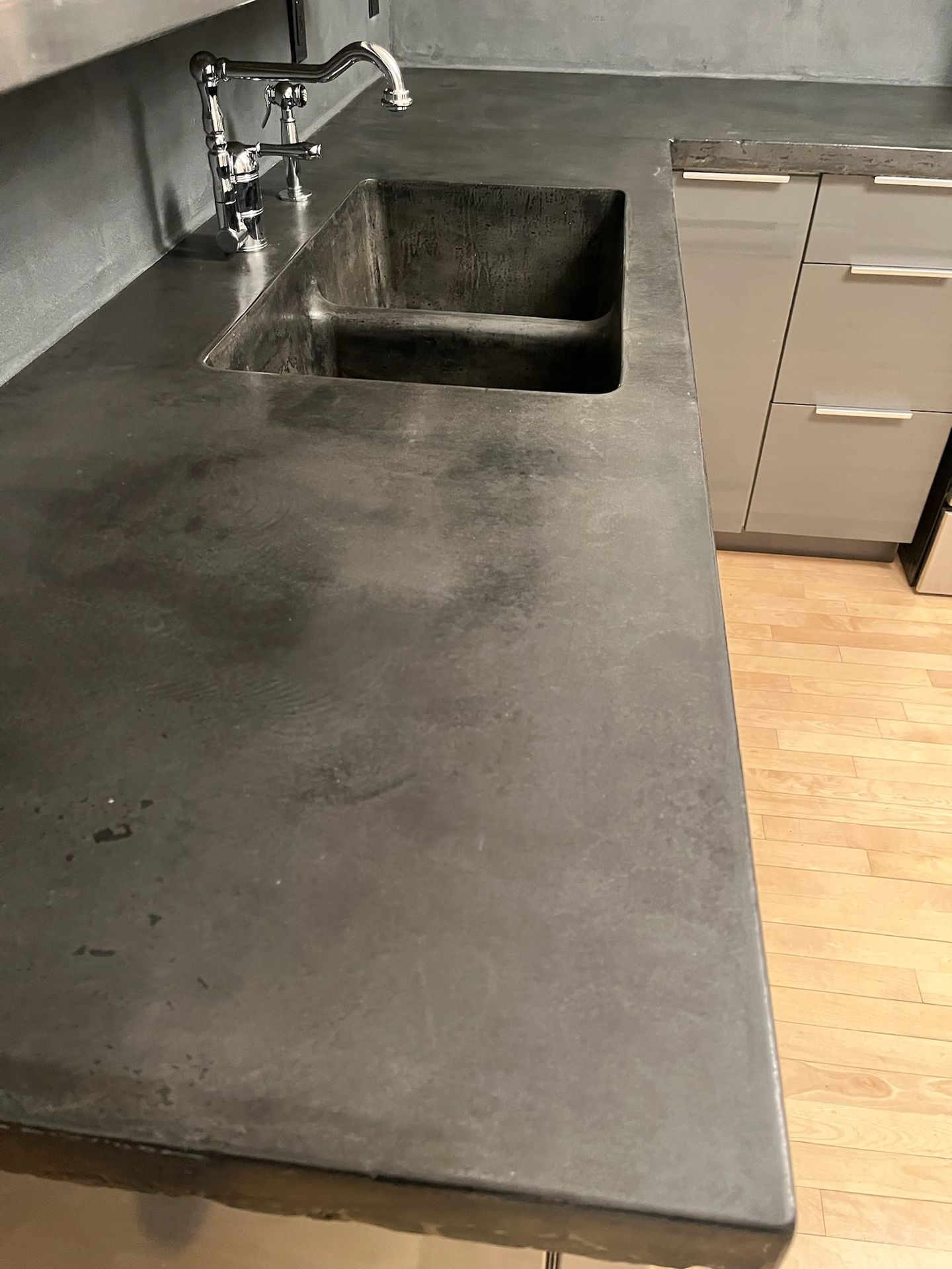 surface béton anthracite finition lisse