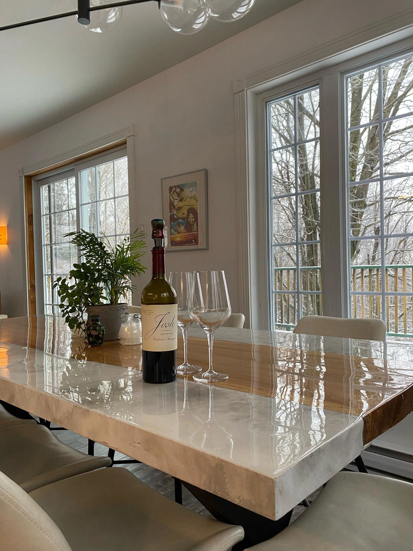 table sur mesure béton finition lustrée intérieur lumineux