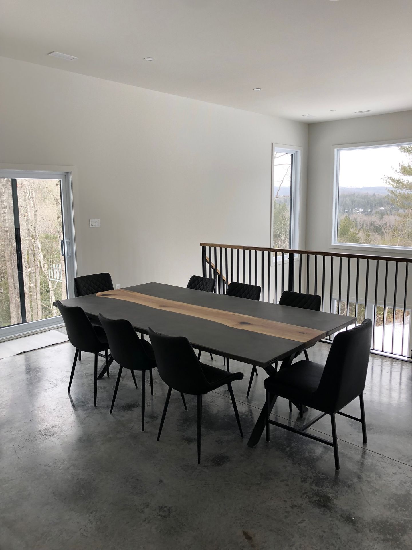 détail plateau béton avec bande bois érable