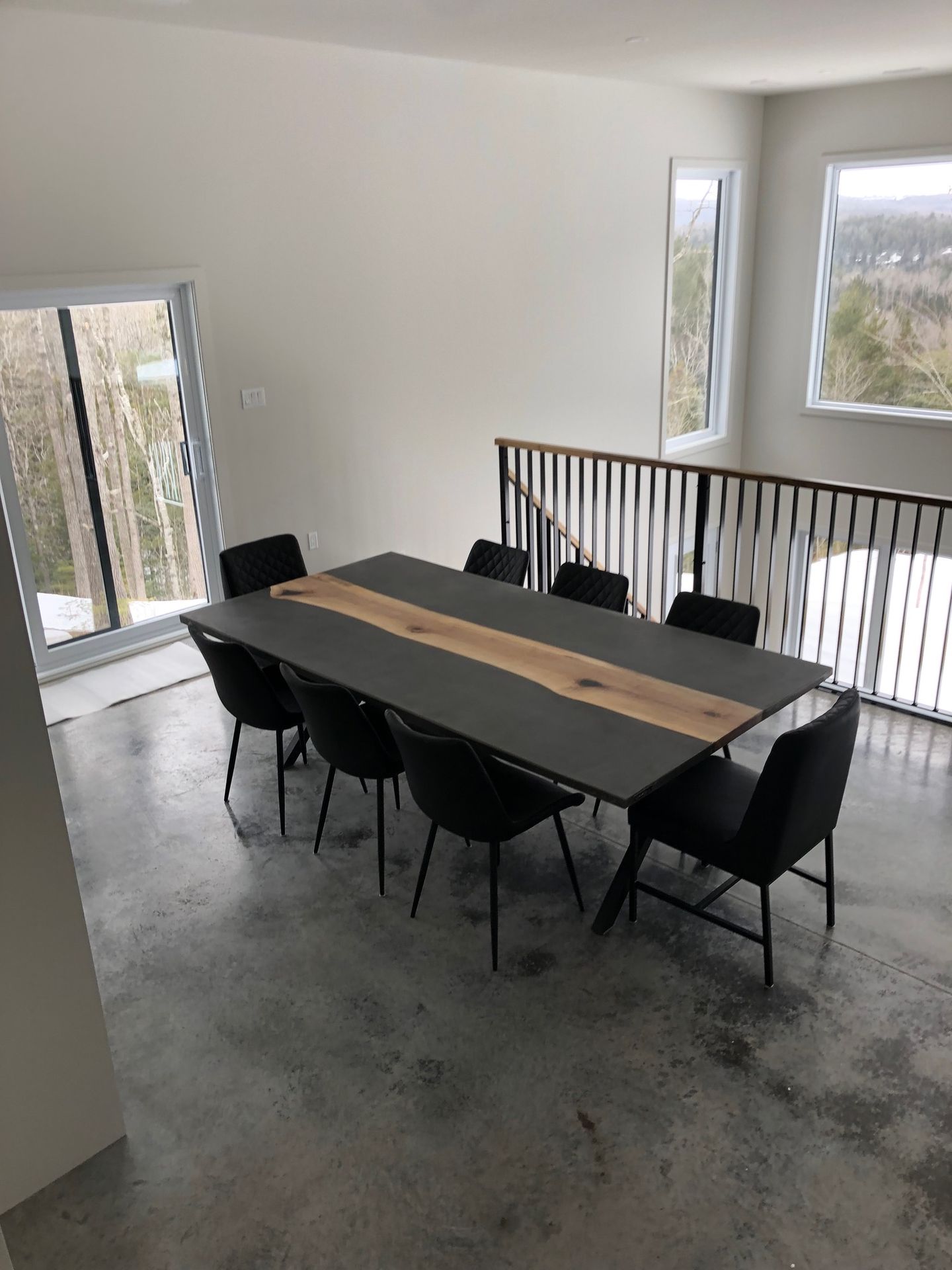 table sur mesure béton avec insertion érable centrale