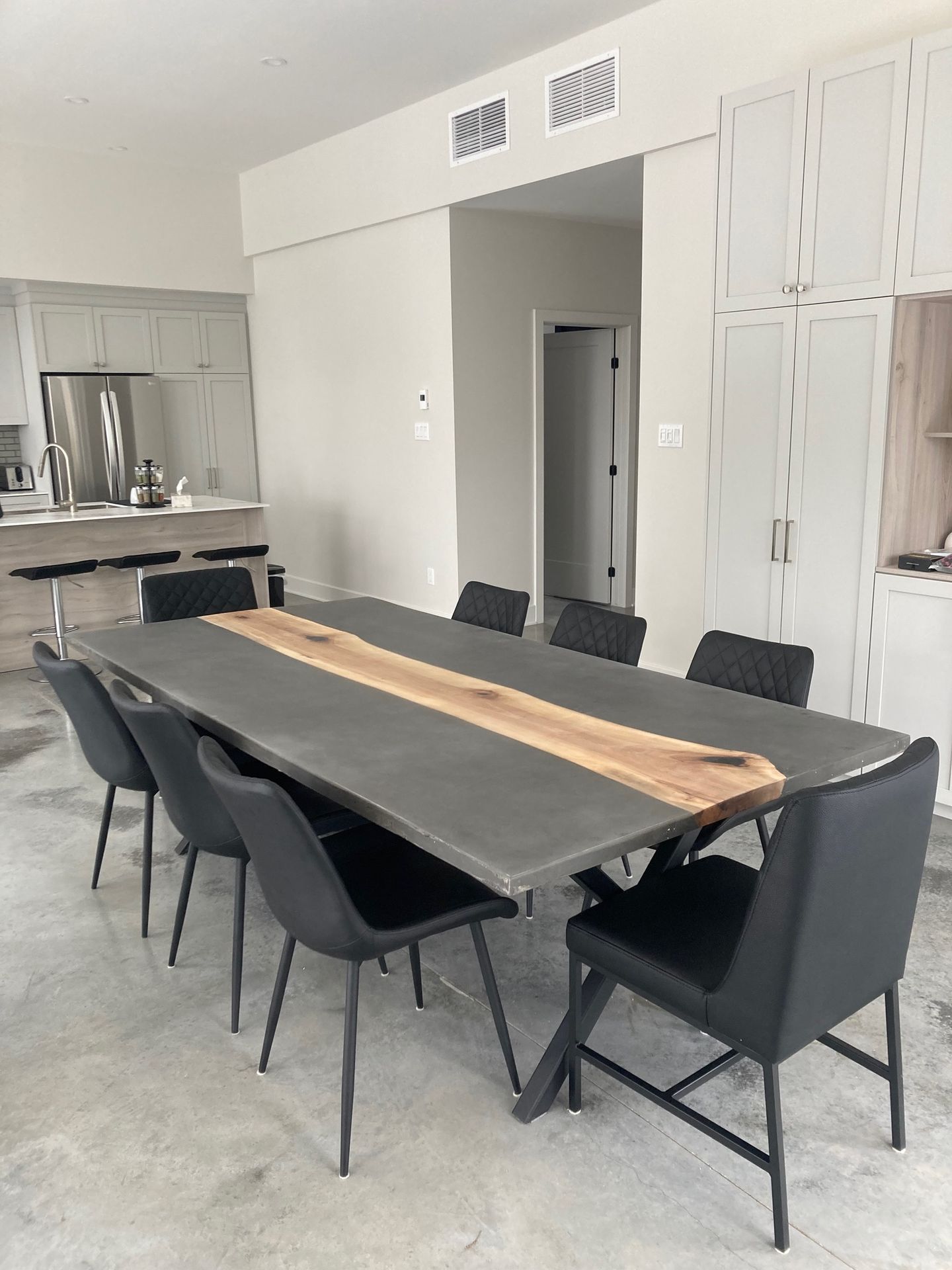 table béton bois érable vue d’ensemble salle à manger