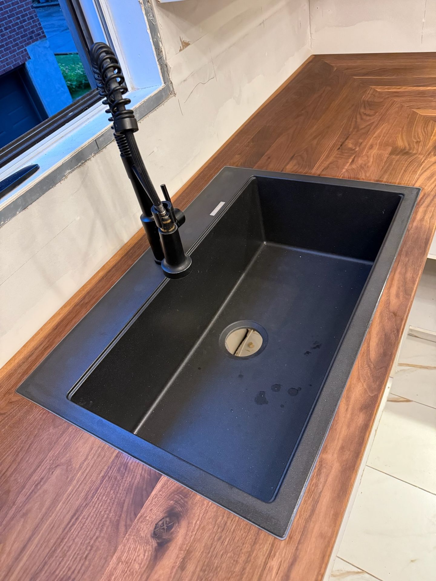 détail évier intégré dans comptoir noyer