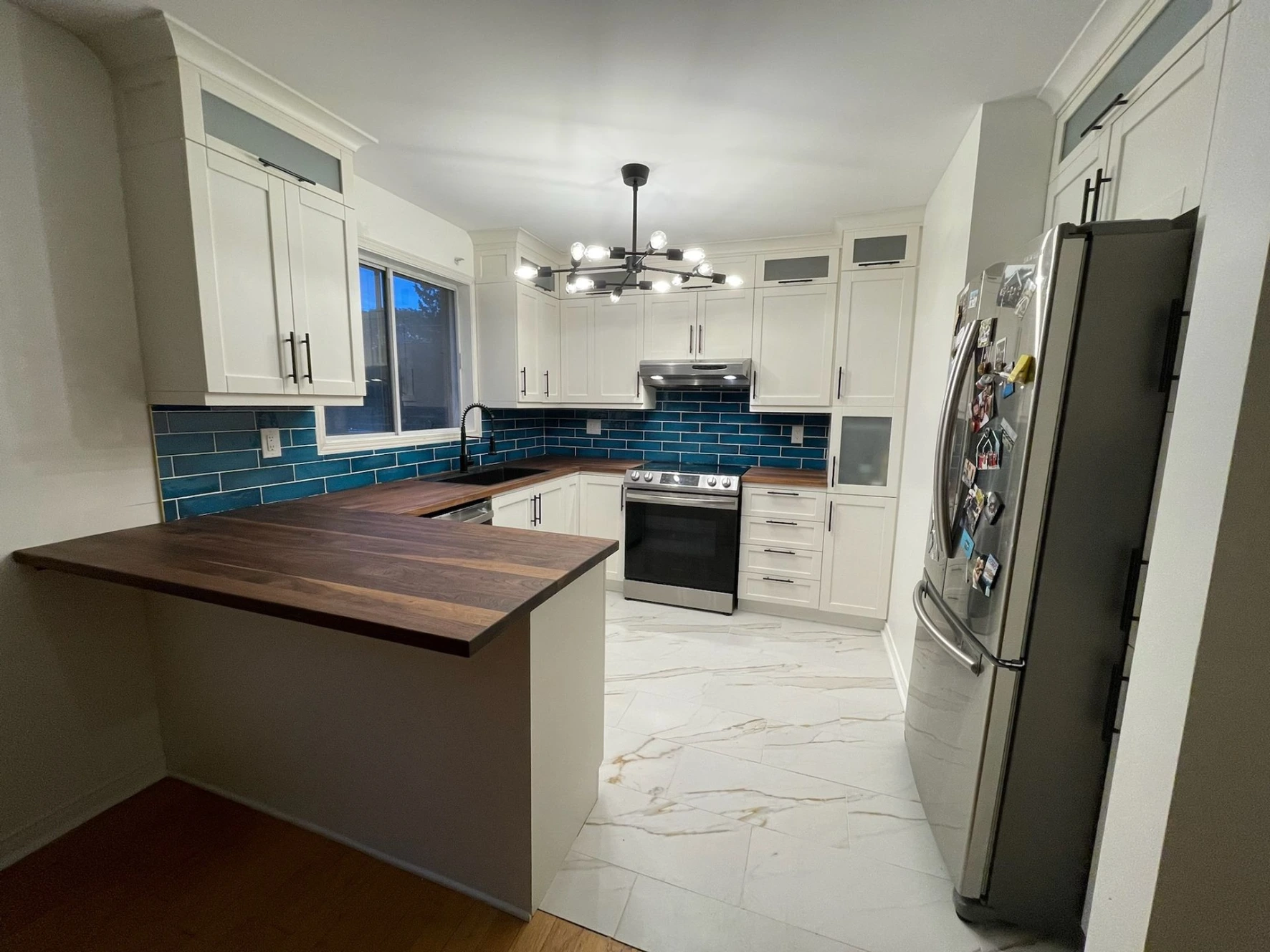 cuisine avec comptoir bois sur mesure et îlot