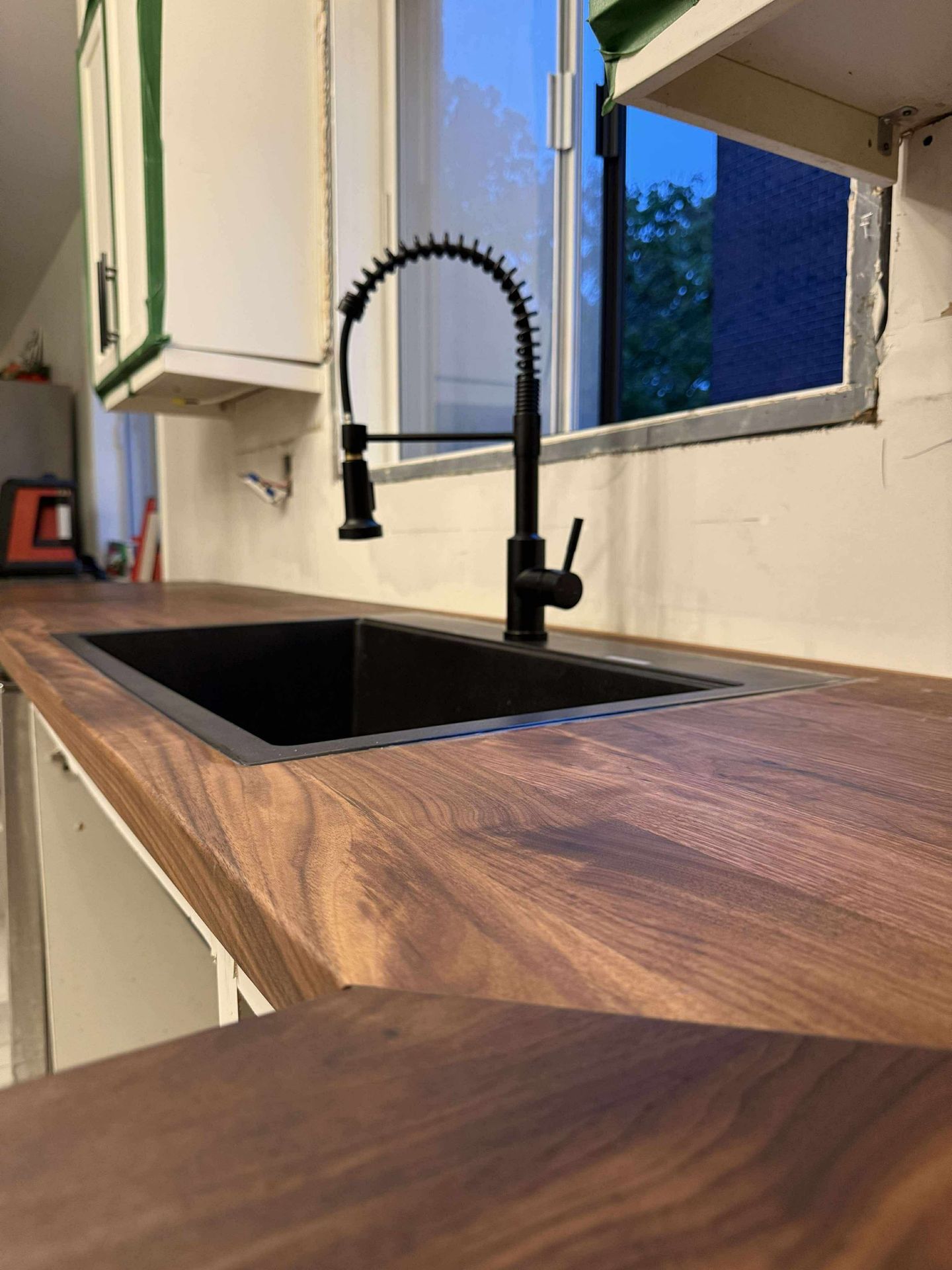 évier noir encastré dans comptoir bois massif